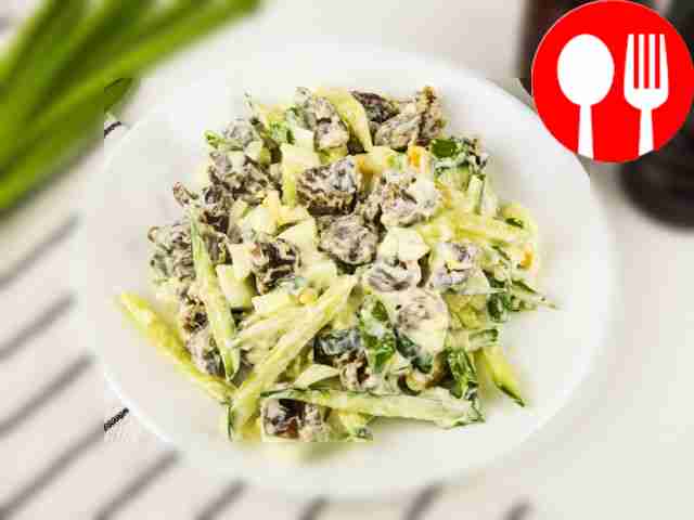 Расположите салат на плоской тарелке и подайте...