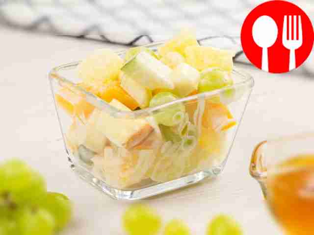 Фруктовый салат с консервированными фруктами