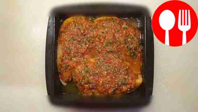 Равномерно распределите сверху соус сальса,...