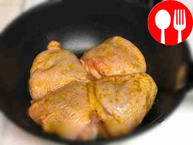 Потрите бедрышки солью и специями, уложите на...