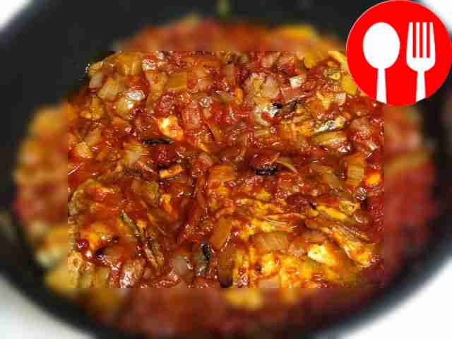 Нарежьте лук кубиками и добавьте к курице,...