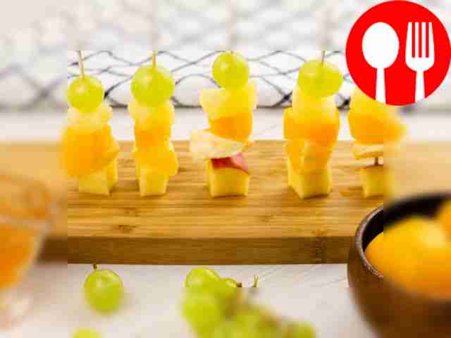 Фруктовое канапе с виноградом, яблоками, апельсином и ананасом