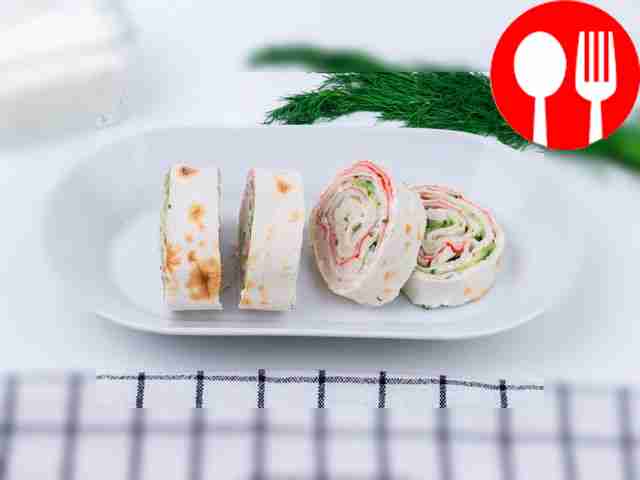 Before serving, cut the roll into pieces.