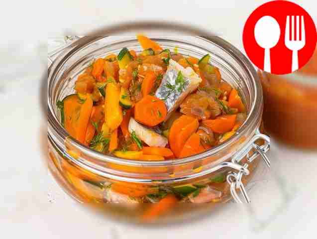 Кисло-сладкий салат на зиму из сочной скумбрии, маринованных помидор и кабачков