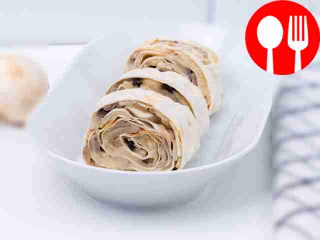 Рулет из лаваша с грибами, сыром и луком