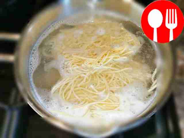 Пока сосиски с томатом и кукурузой томятся,...