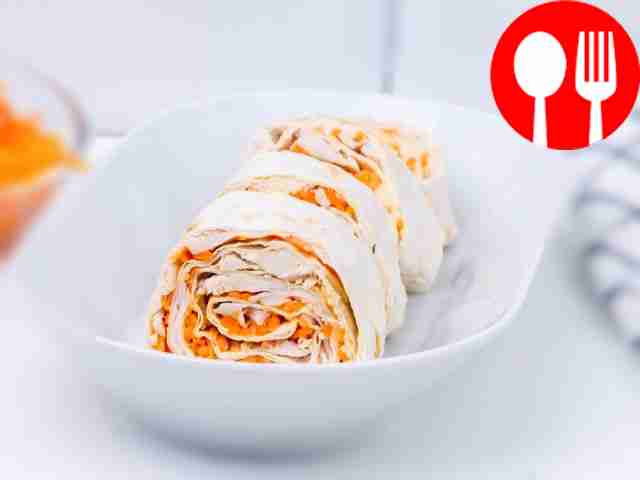 Рулет из лаваша с курицей, морковкой по-корейски и творожным сыром