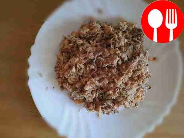 Переложите консервированную скумбрию из банки...