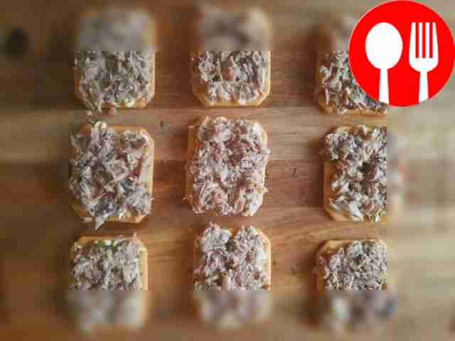 Разложите крекеры на ровной поверхности,...