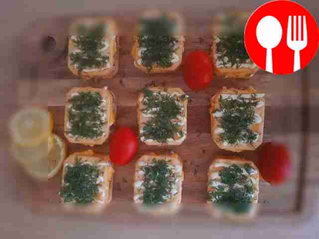 Элегантно выложите мини-тортики на плоскую...