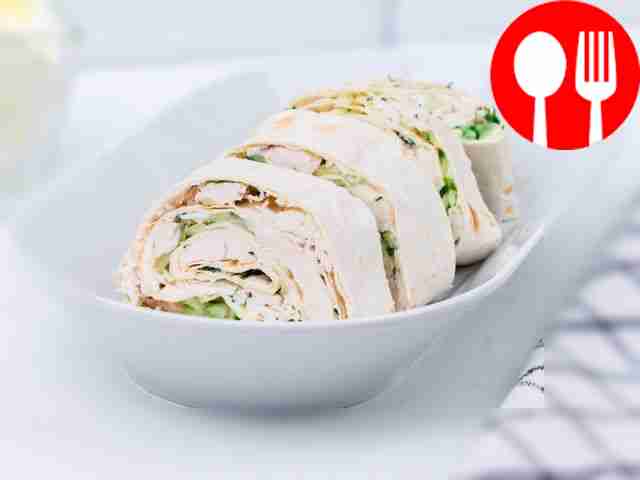 Рулет из лаваша с курицей, огурцом и творожным сыром