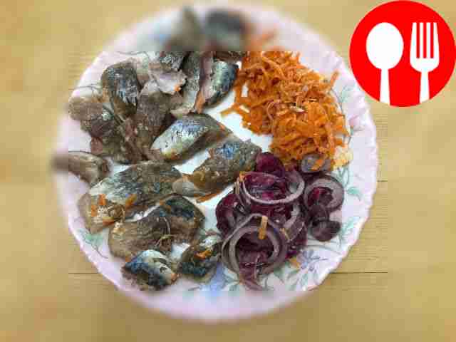 Маринованная скумбрия с красным луком