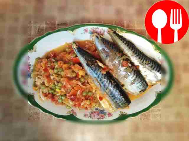 Скумбрия, тушеная с гавайской смесью