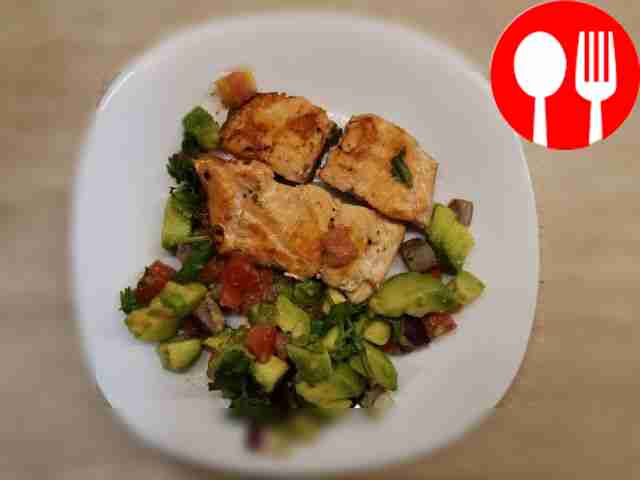Пикантная сальса из авокадо с запеченным в духовке лососем