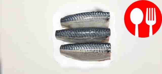 Вымытые тушки скумбрии разделайте, удалив...