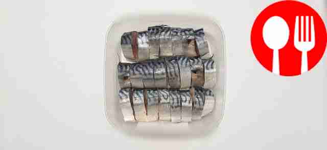 Разложите нарезанные куски рыбы в посуде для...