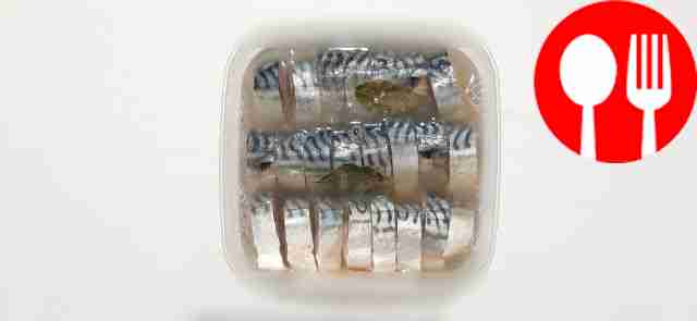 Поместите рыбу в лоток и залейте охлажденным...