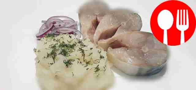 Выложите слабосоленую скумбрию в рассоле с...