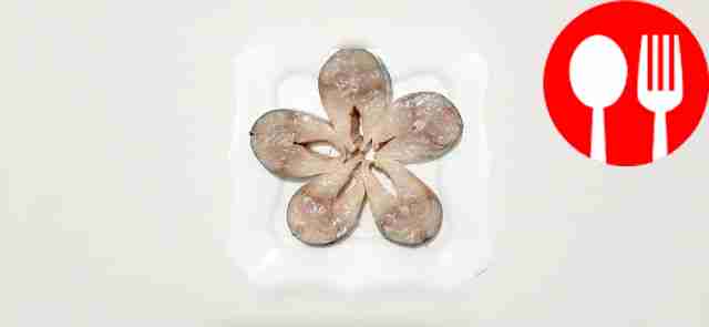 Слабосоленая скумбрия в рассоле с пряными травами и специями