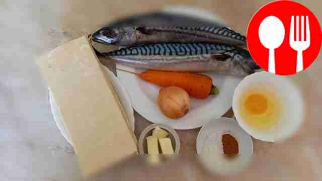 Промойте скумбрию, обсушите её бумажными...