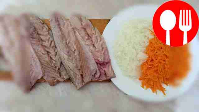 Очистите скумбрию от внутренностей и пленок,...