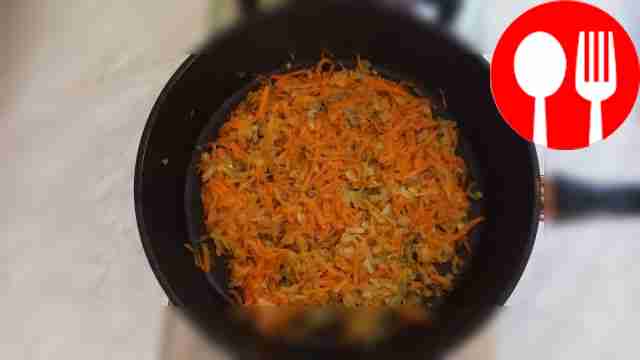 Обжарьте лук и морковь на раскалённой...