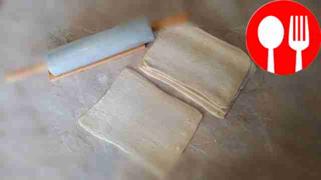 На поверхности, посыпанной мукой, аккуратно...