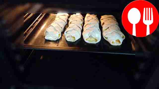 Переложите тесто с рыбой на противень для...