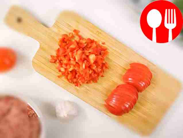 Помидоры нарежьте тонкими кружочками, а...