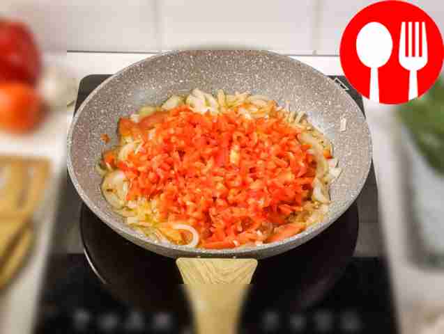 В отдельной сковороде обжарьте лук и чеснок на...