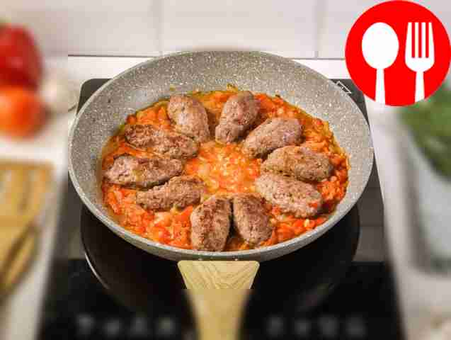 К овощам добавьте поджаренные чевапчичи,...