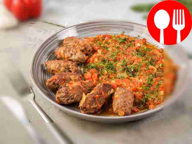 Украсьте тарелку мелко нарезанной зеленью....