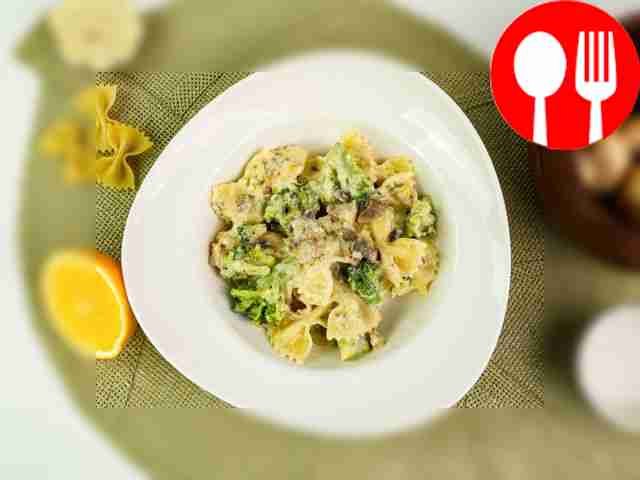 Farfalle with broccoli and champignons in a creamy citrus sauce