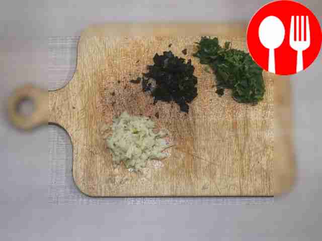 Peel the garlic, wash it and finely chop it...