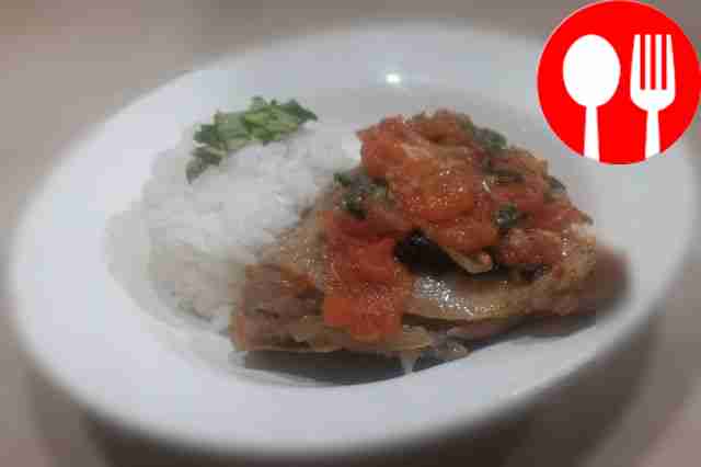 Place chakhokhbili on a dish, add boiled rice....