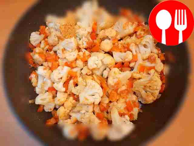 Полезное чахохбили из цветной капусты, помидор и лука Healthy chakhokhbili made from cauliflower, tomato and onion