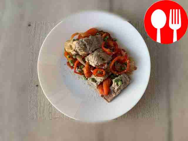 Питательная скумбрия, запеченная с сочными овощами в духовке