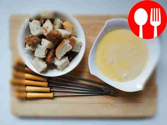 Сырное фондю с яйцом