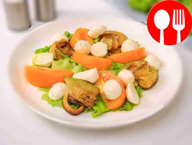 Salad with zucchini, tomatoes and cheese