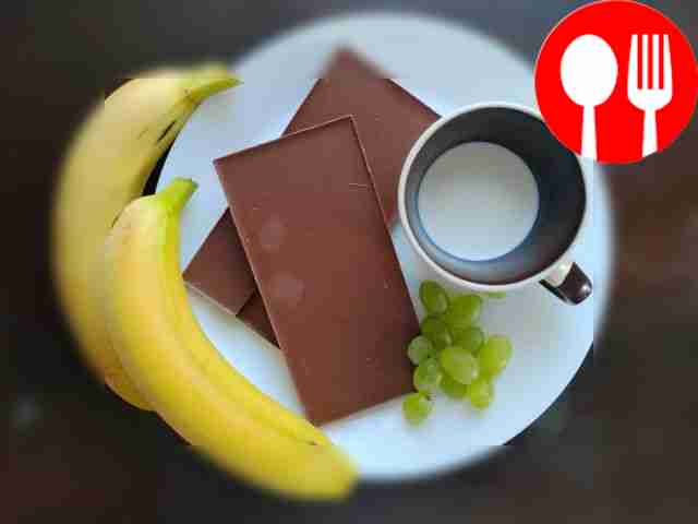 Помойте бананы и виноград. Подготовьте шоколад...