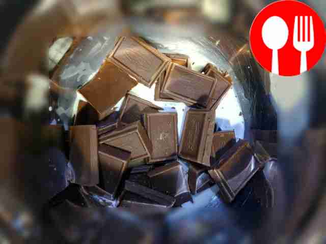 Разломайте шоколад на мелкие кусочки....