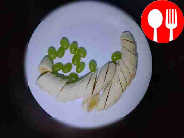 Смытые бананы очистите от кожуры и нарежьте...