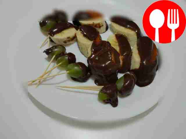 Нанижите виногрины на шпажки или зубочистки,...