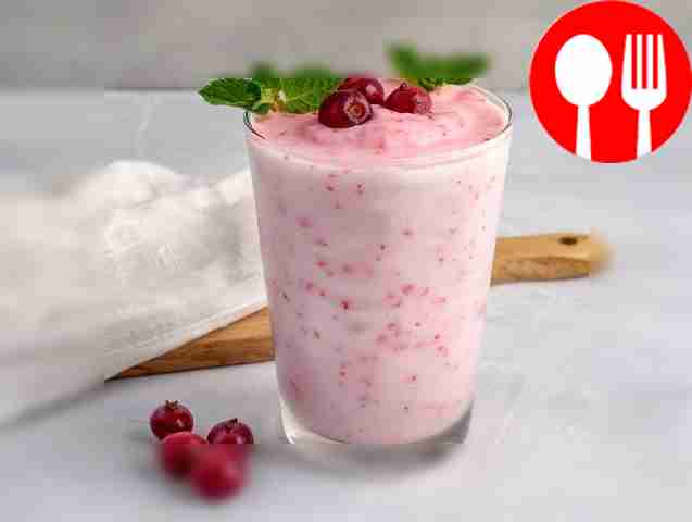 Витаминный смузи из пломбира и брусники