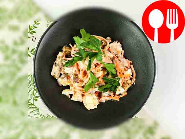Salad with Korean carrots, beans and smoked chicken