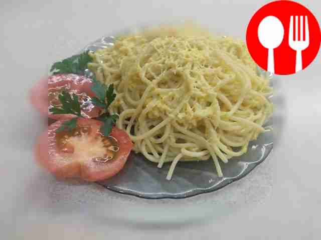 Подавайте пасту на плоской тарелке вместе с...