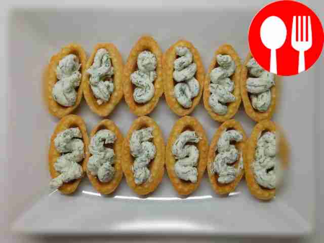 Fragrant tartlets with caviar and curd cheese
