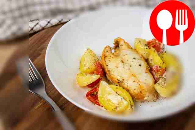 Окунь с картофелем и помидорами