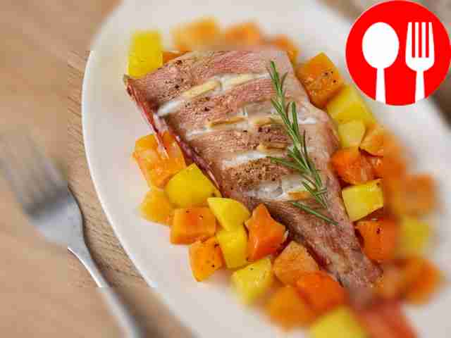 Окунь с тыквой и розмарином в духовке