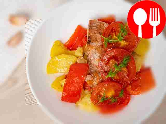 Окунь, запеченный с овощами